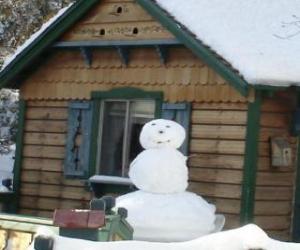 Puzzle Χιονάνθρωπος κοντά σε ένα σπίτι